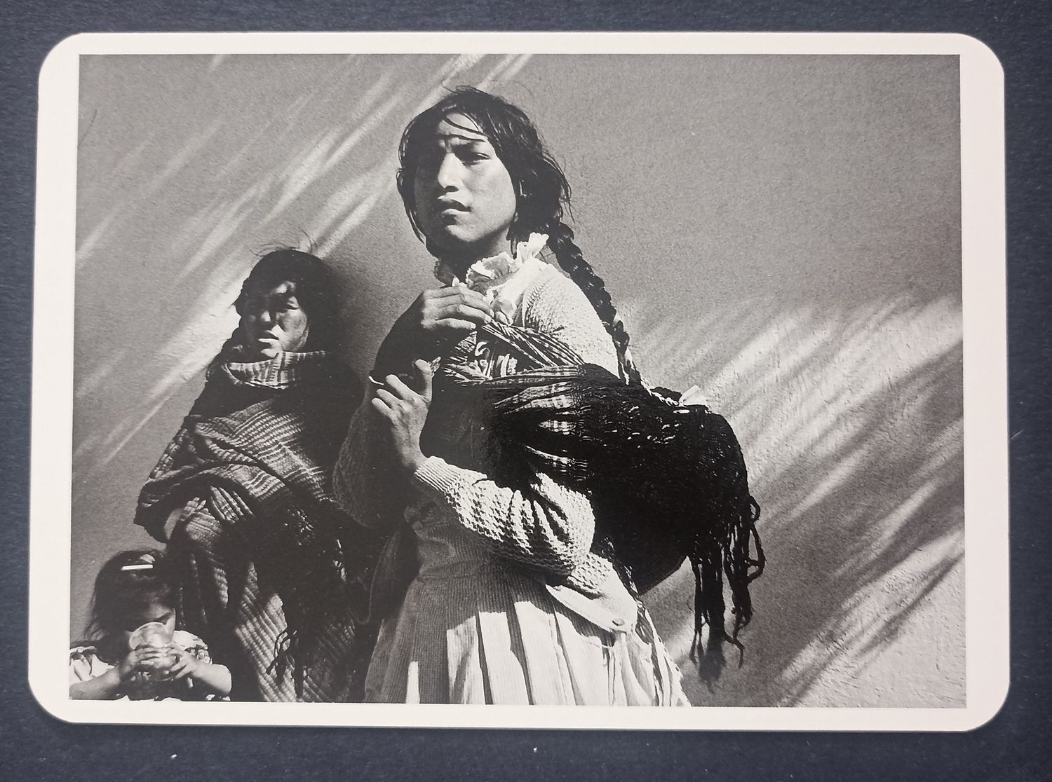 Postal Graciela Iturbide – Mujeres con rebozo, México 1984