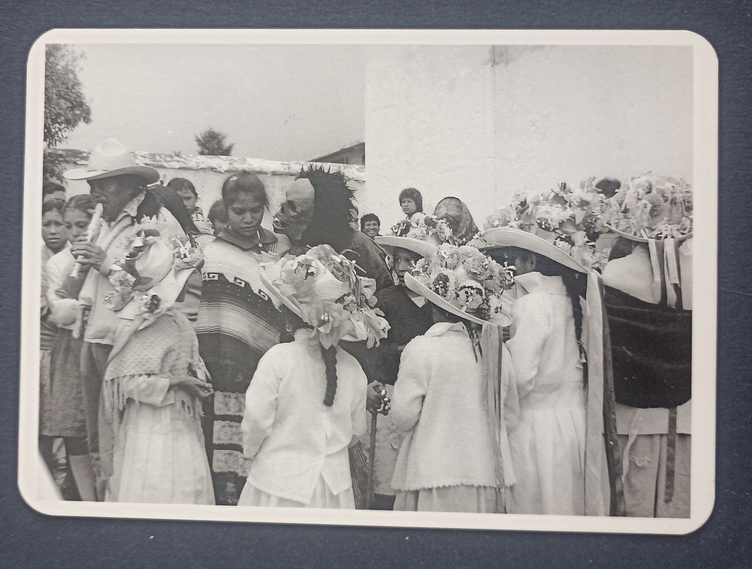 Postal Graciela Iturbide – Danza con máscaras, México 1985