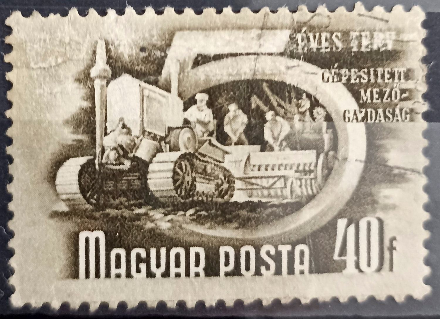 Hungría 1950, Tractor con orugas sembrando - mecanización del campo