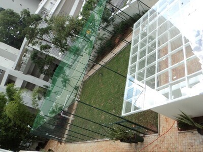 Espaços esportivos em grama natural e sintética