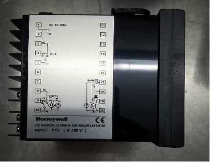 59 Temperature Controller Honeywell DC1040CT-301-000-E