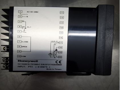 61 Temperature Controller Honeywell DC1040CT-701-000-E