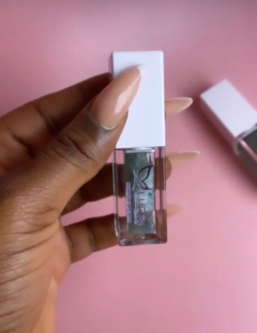 Lucir changing lipgloss