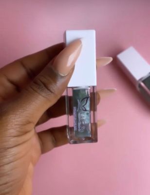 Lucir changing lipgloss