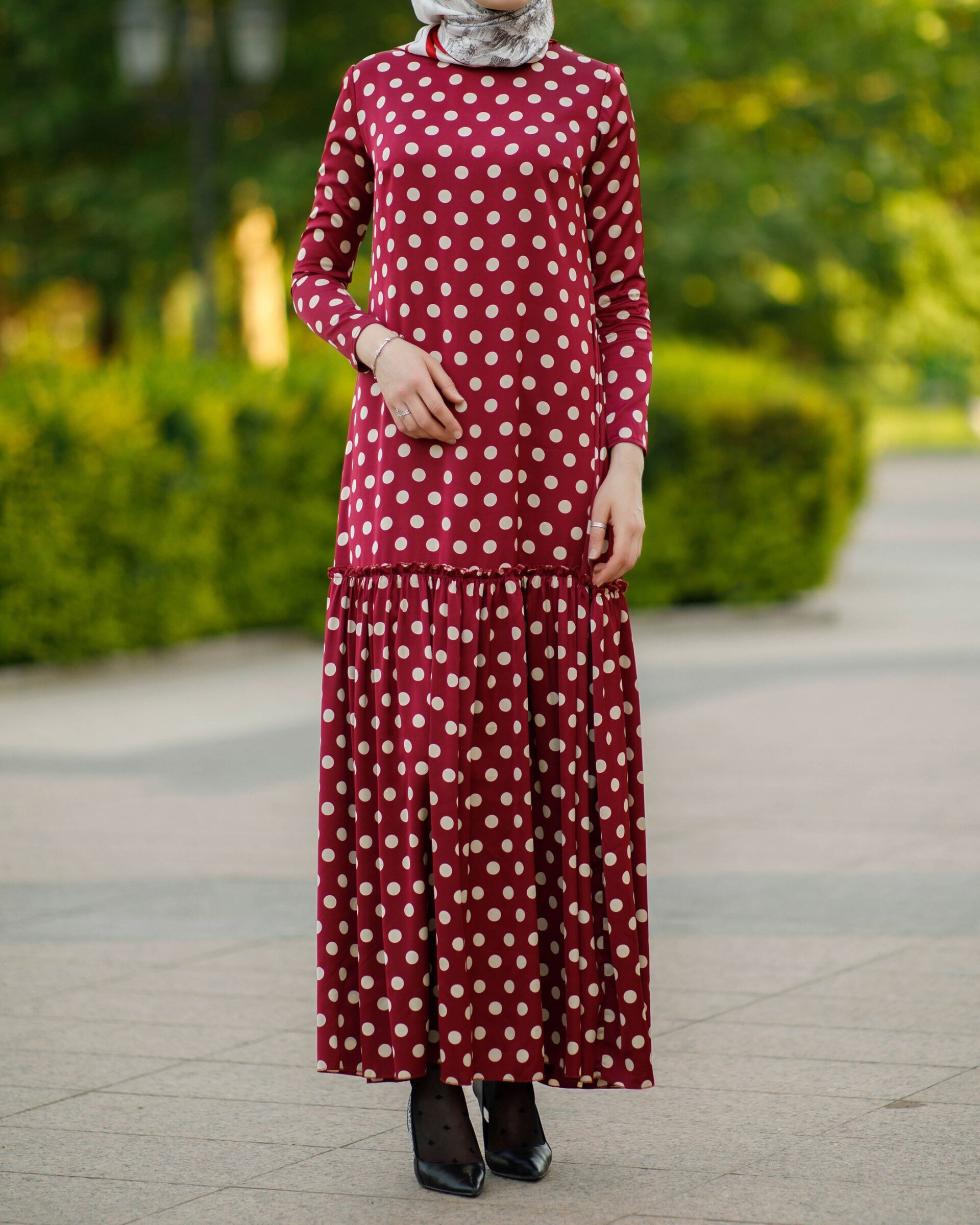 GEPUNKTETES SATINKLEID (Weinrot)