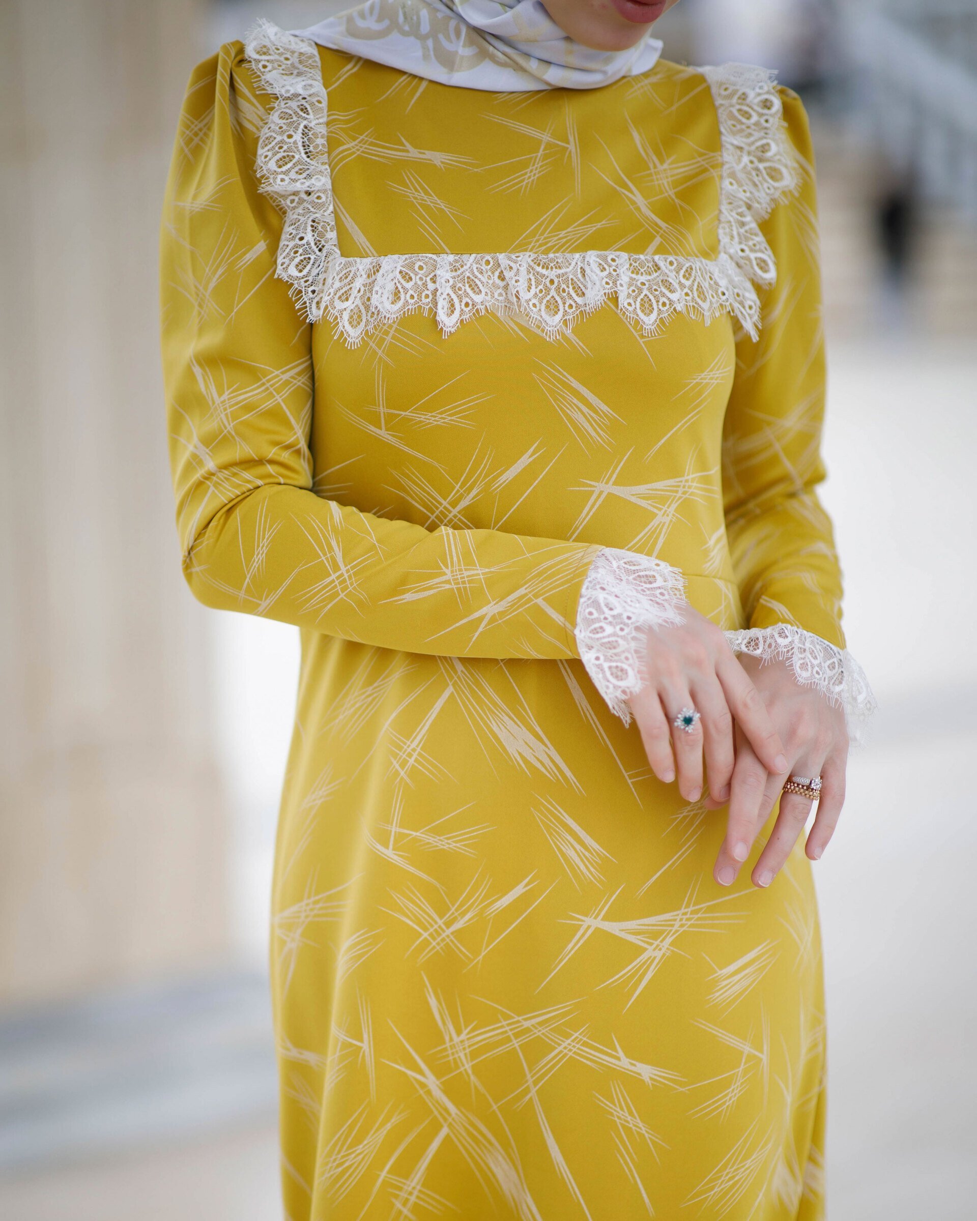 WARMES A-LINEIEN KLEID MIT SPITZE