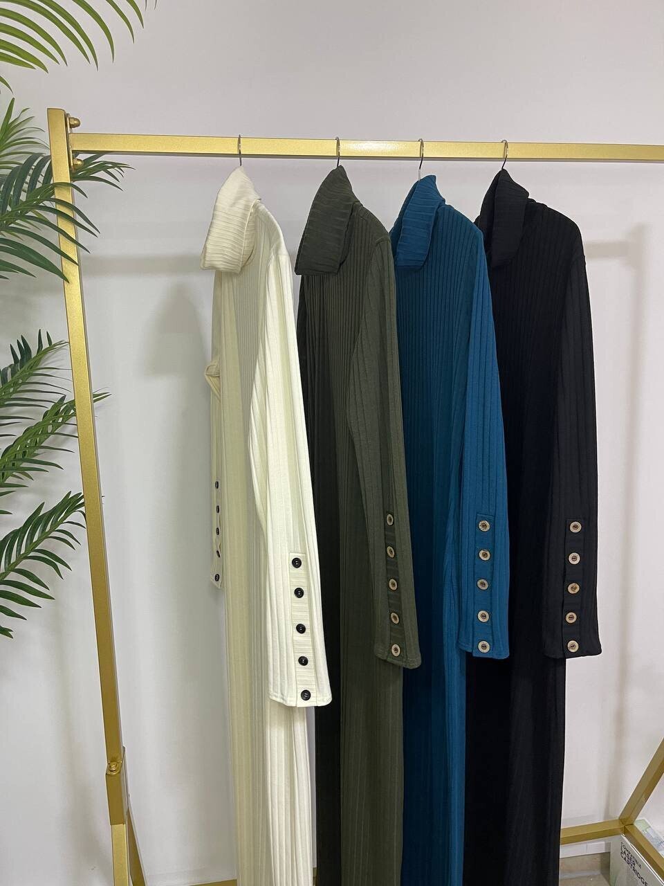 GERIPPTES KLEID MIT ROLLKRAGEN