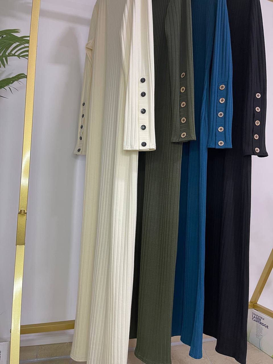 GERIPPTES KLEID MIT ROLLKRAGEN