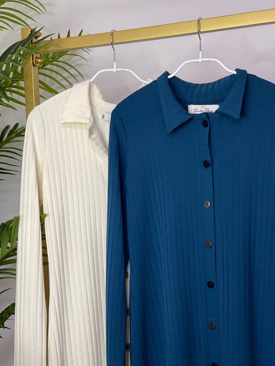 GERIPPTES KLEID MIT KNOPFLEISTE