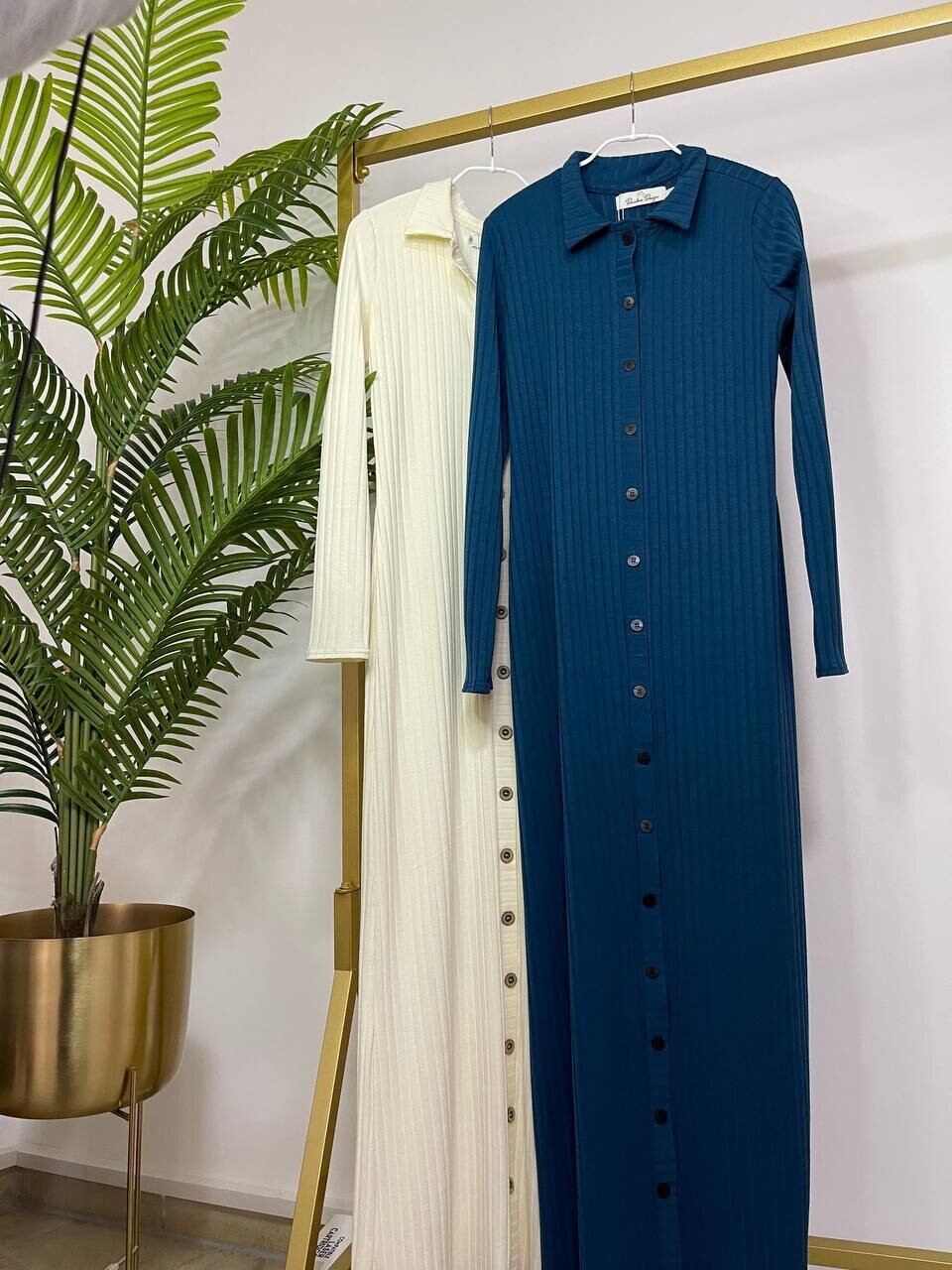 GERIPPTES KLEID MIT KNOPFLEISTE