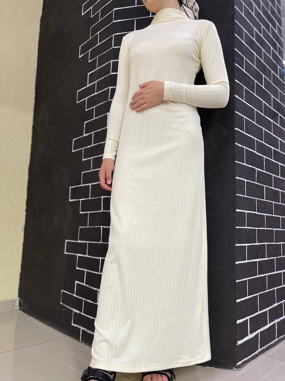 GERIPPTES KLEID IN I-FORM