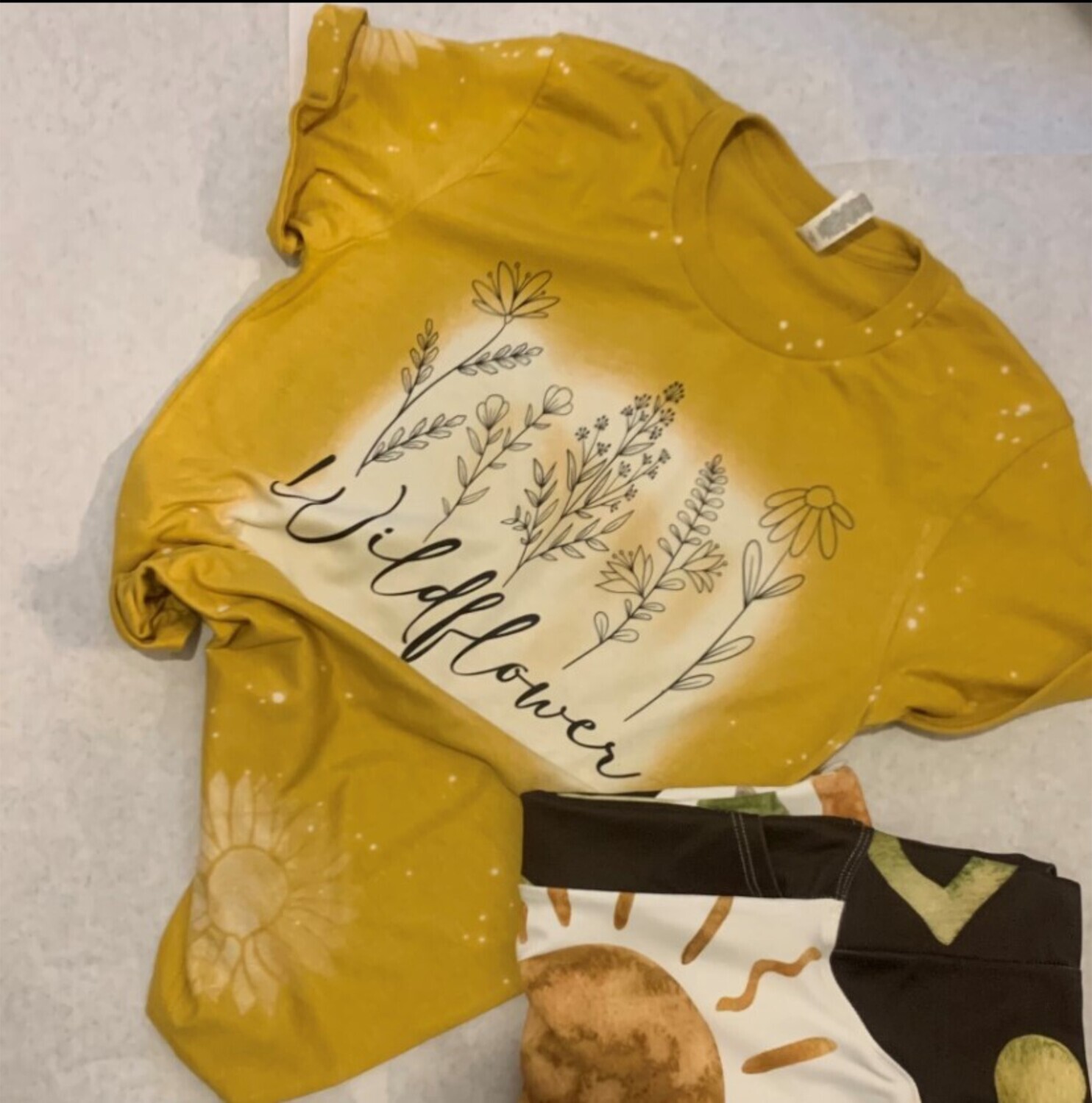 Minimalist Wildflower T shirt, Size: XS, COLOR: HEATHER MUSTARD