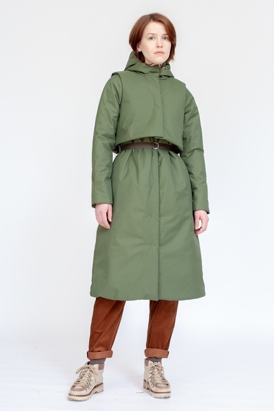 Утепленное пальто из мембраны зеленого цвета с жилетом