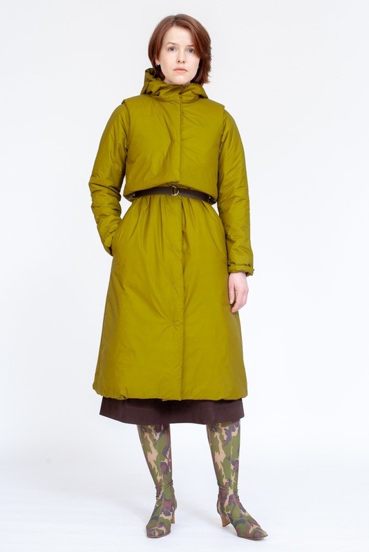 Утепленное пальто из мембраны салатового цвета "рипстоп" с жилетом