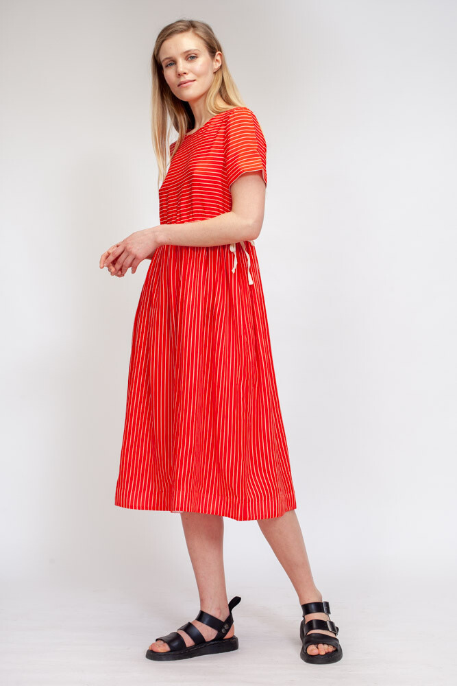 Красное платье в белую полоску с кулиской из шелка