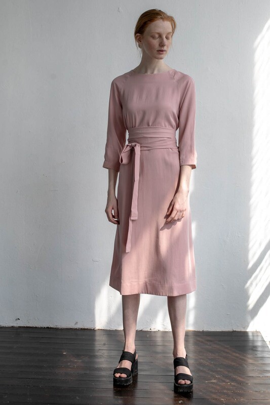 Платье миди с широким поясом из розовой вискозы