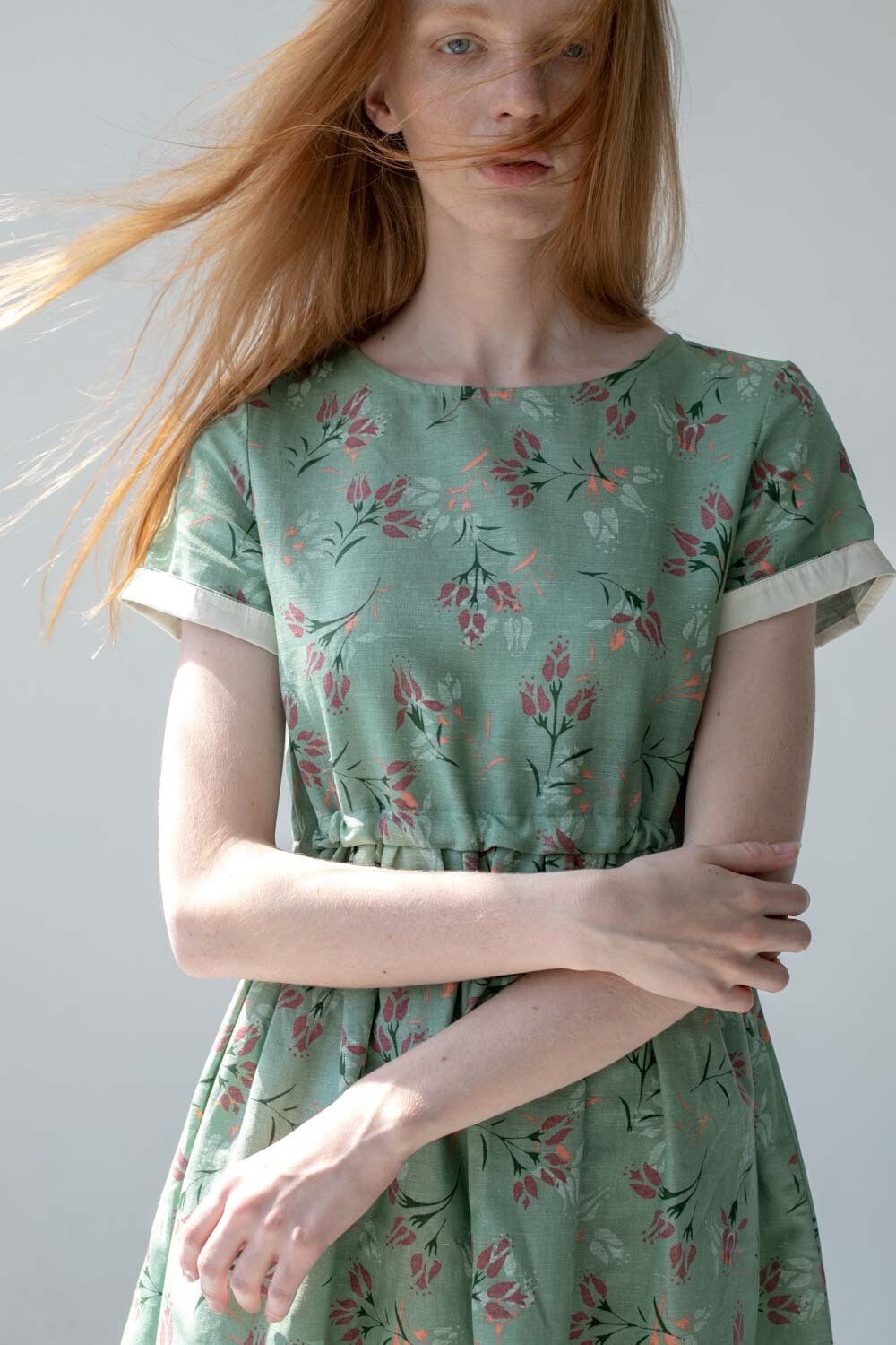 Зеленое платье с кулиской в цветок из льна с хлопком