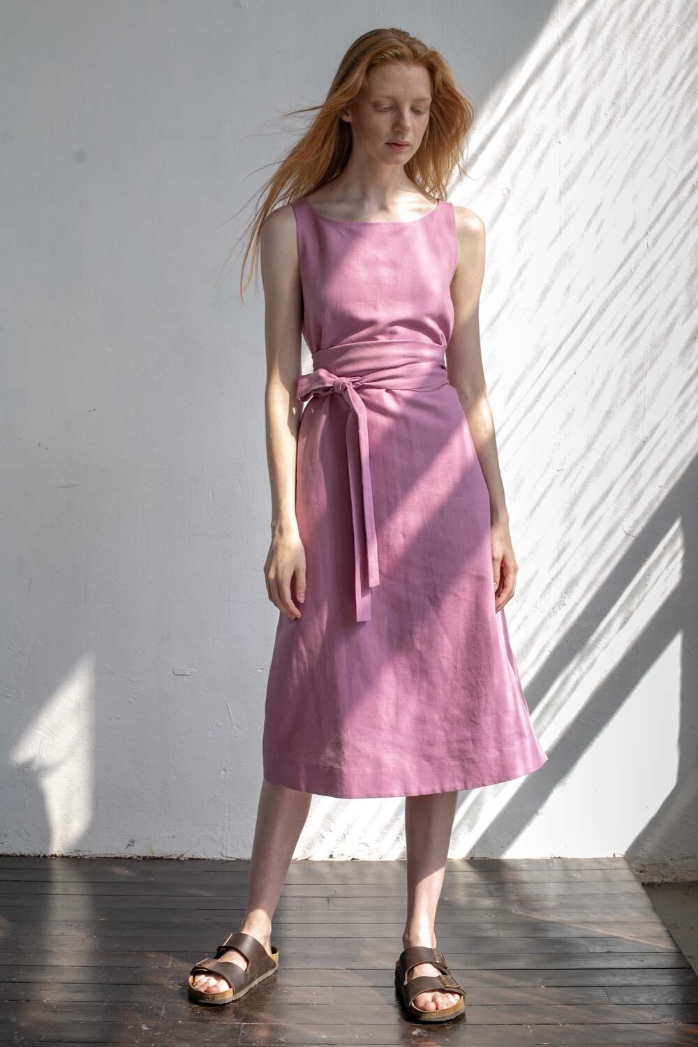 Платье-майка из льна розового цвета