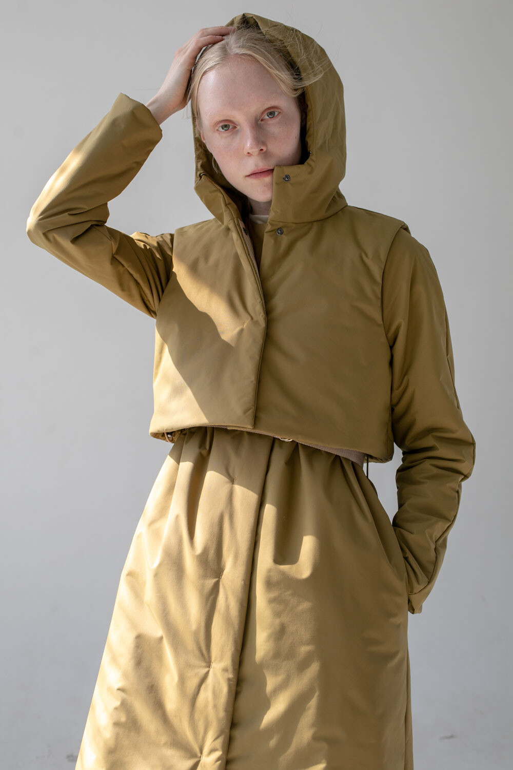 Утепленное пальто из мембраны с жилеткой темно-горчичного цвета