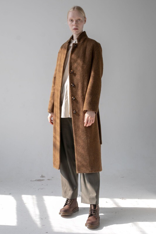 Прямое пальто из шерсти золотисто-коричневого цвета