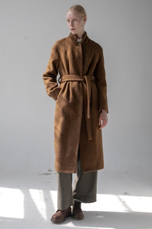 Прямое пальто из шерсти золотисто-коричневого цвета
