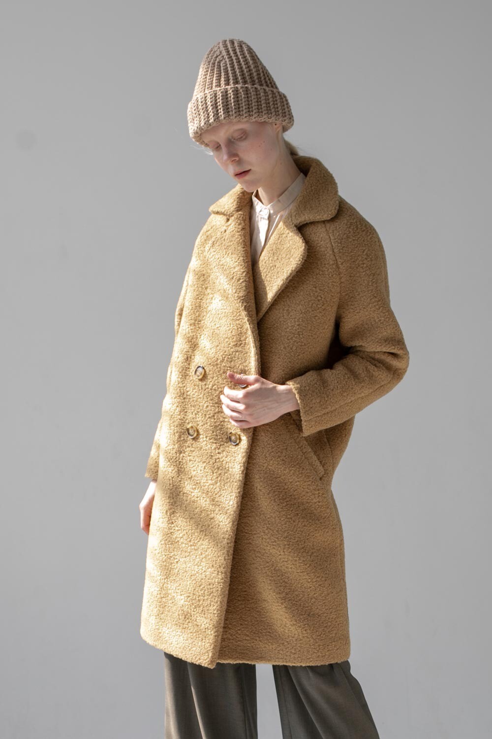 Двубортное пальто песочного цвета из шерсти