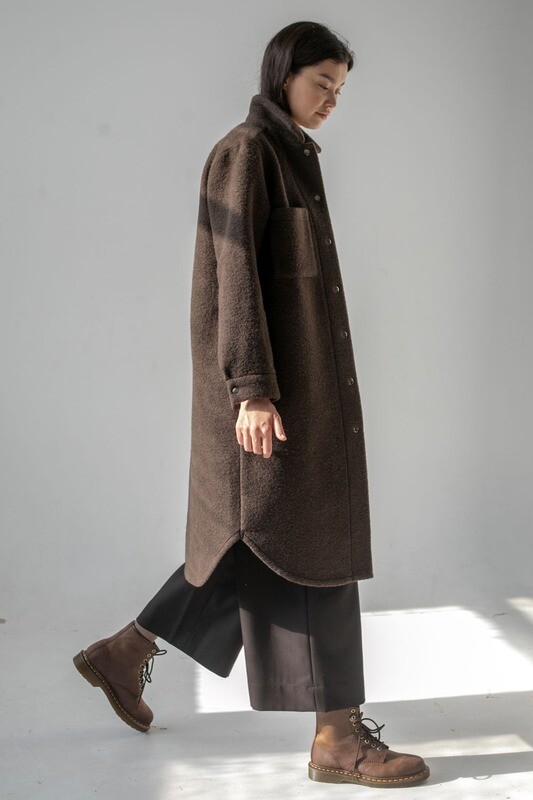 Пальто-рубашка из коричневой валяной шерсти