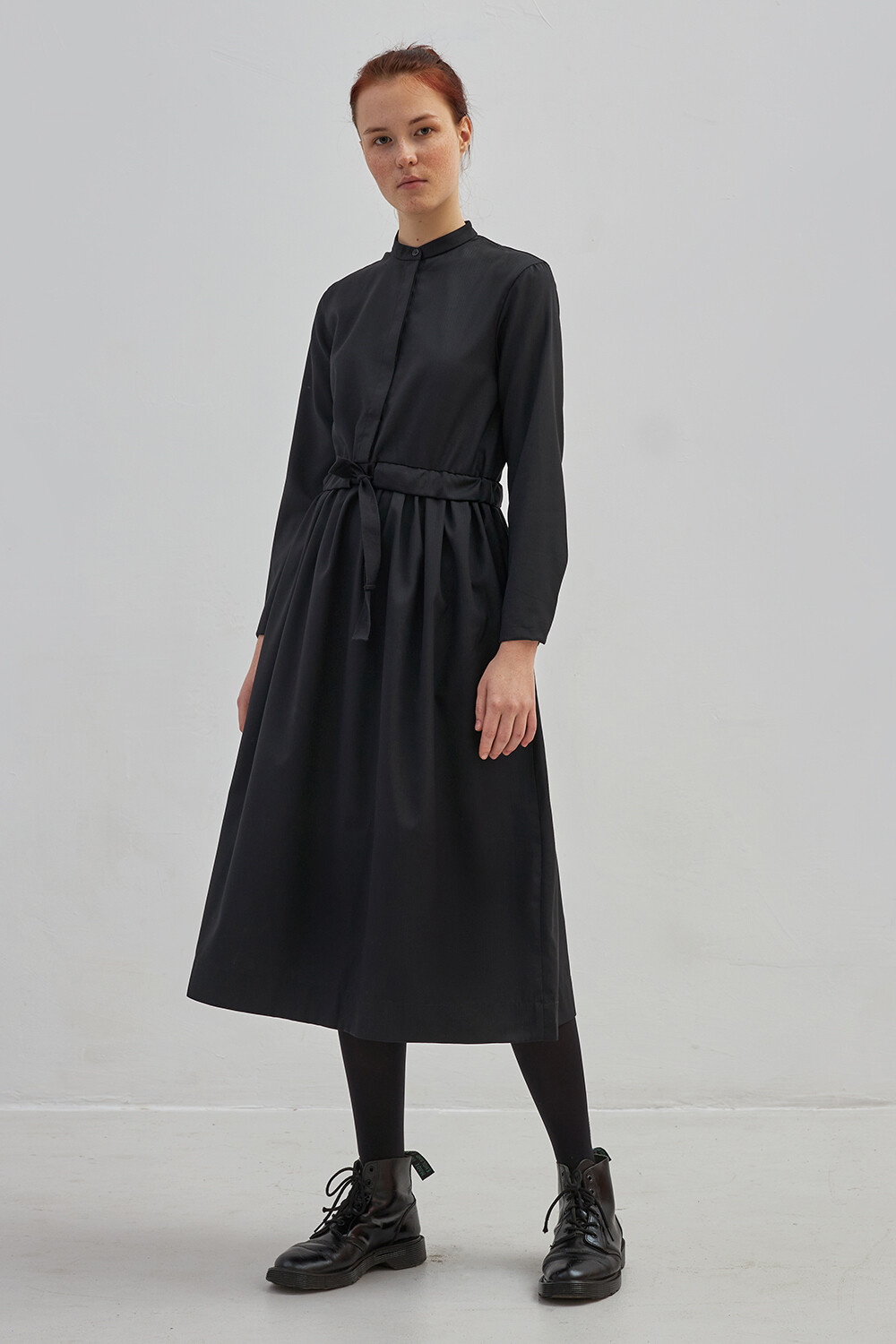 Черное платье в фактурную полоску на пуговицах из шерсти