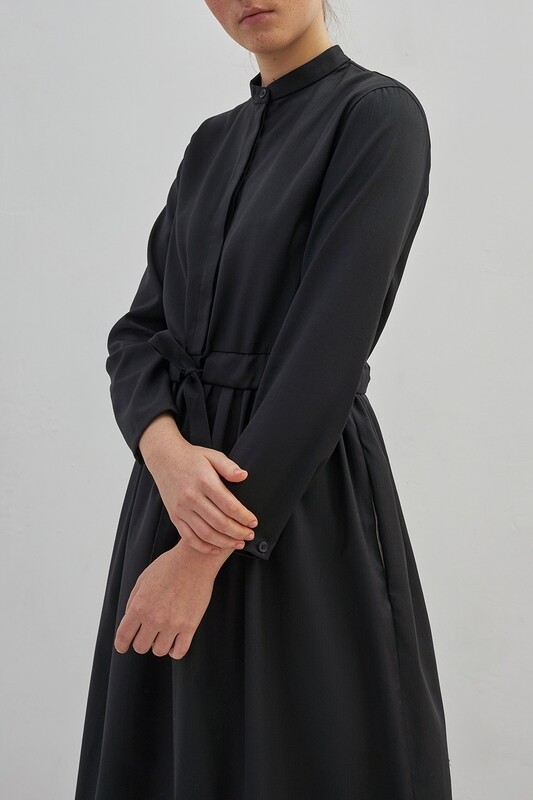 Черное платье в фактурную полоску на пуговицах из шерсти