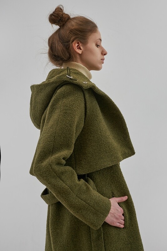 Пальто с жилетом из букле зеленого цвета
