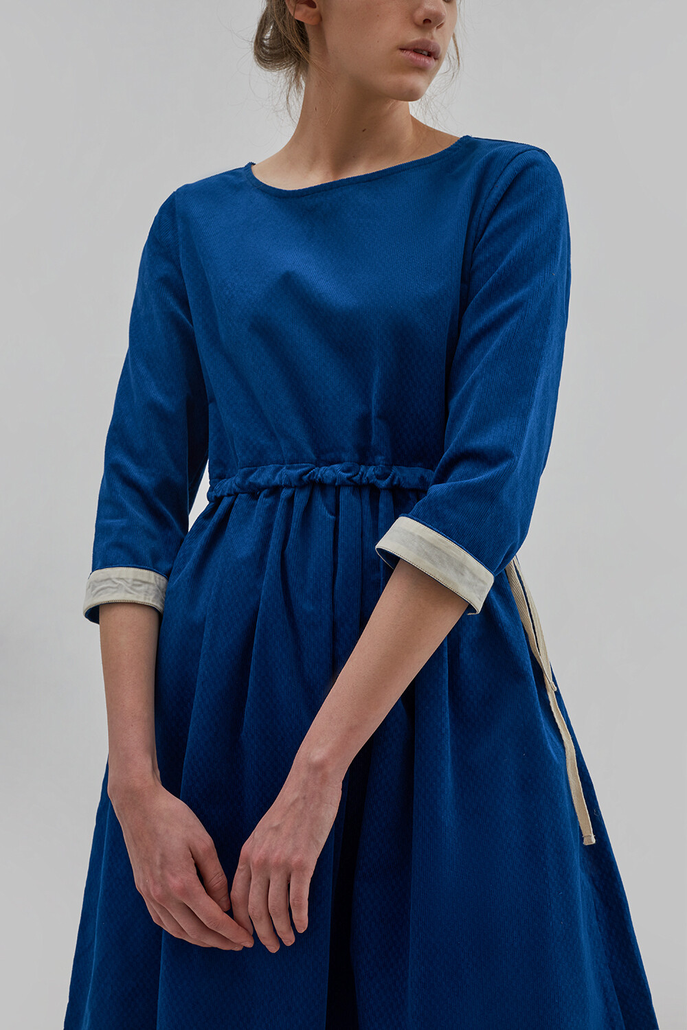 Платье с кулиской из ярко-синего вельвета