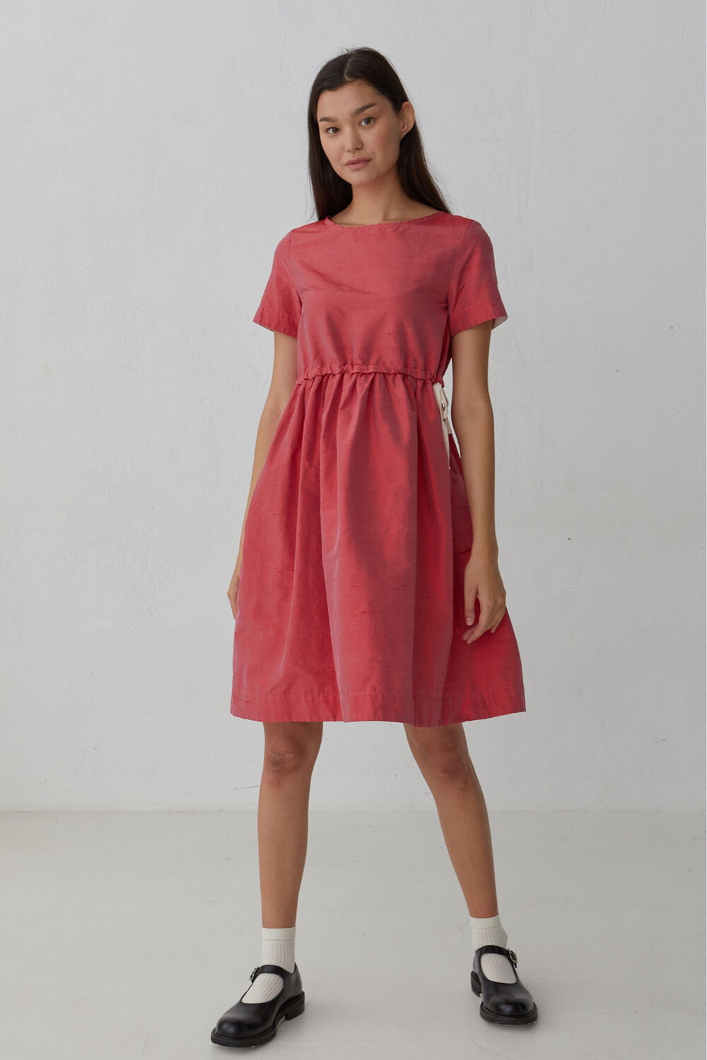 Платье с кулиской из шелка-чесучи розового оттенка до колена