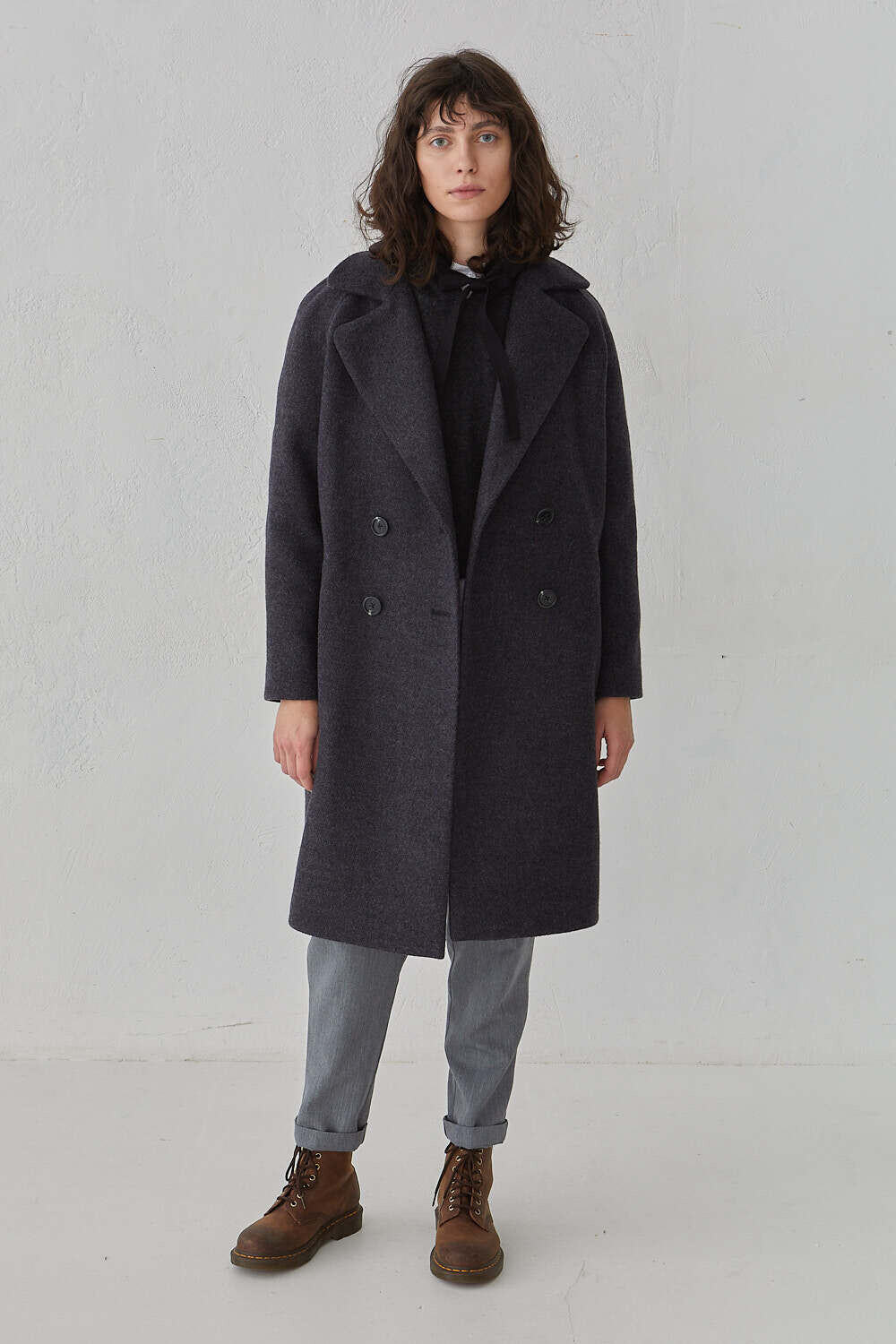 Двубортное пальто серо-синего цвета из шерсти