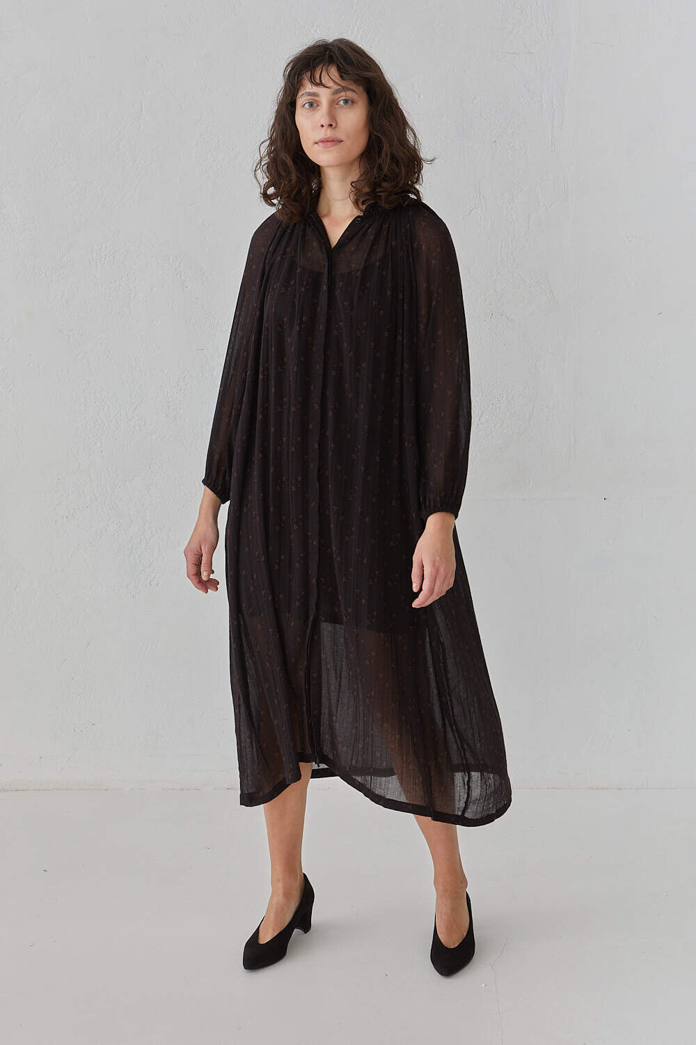 Платье со сборкой из черной шерсти с коричневым принтом