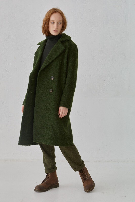 Двубортное пальто зеленого цвета