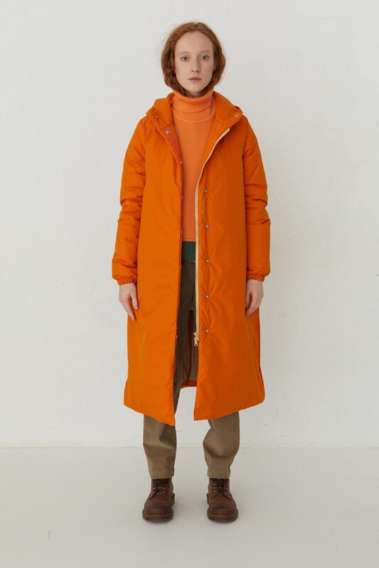 Зимнее пальто миди оранжевого цвета