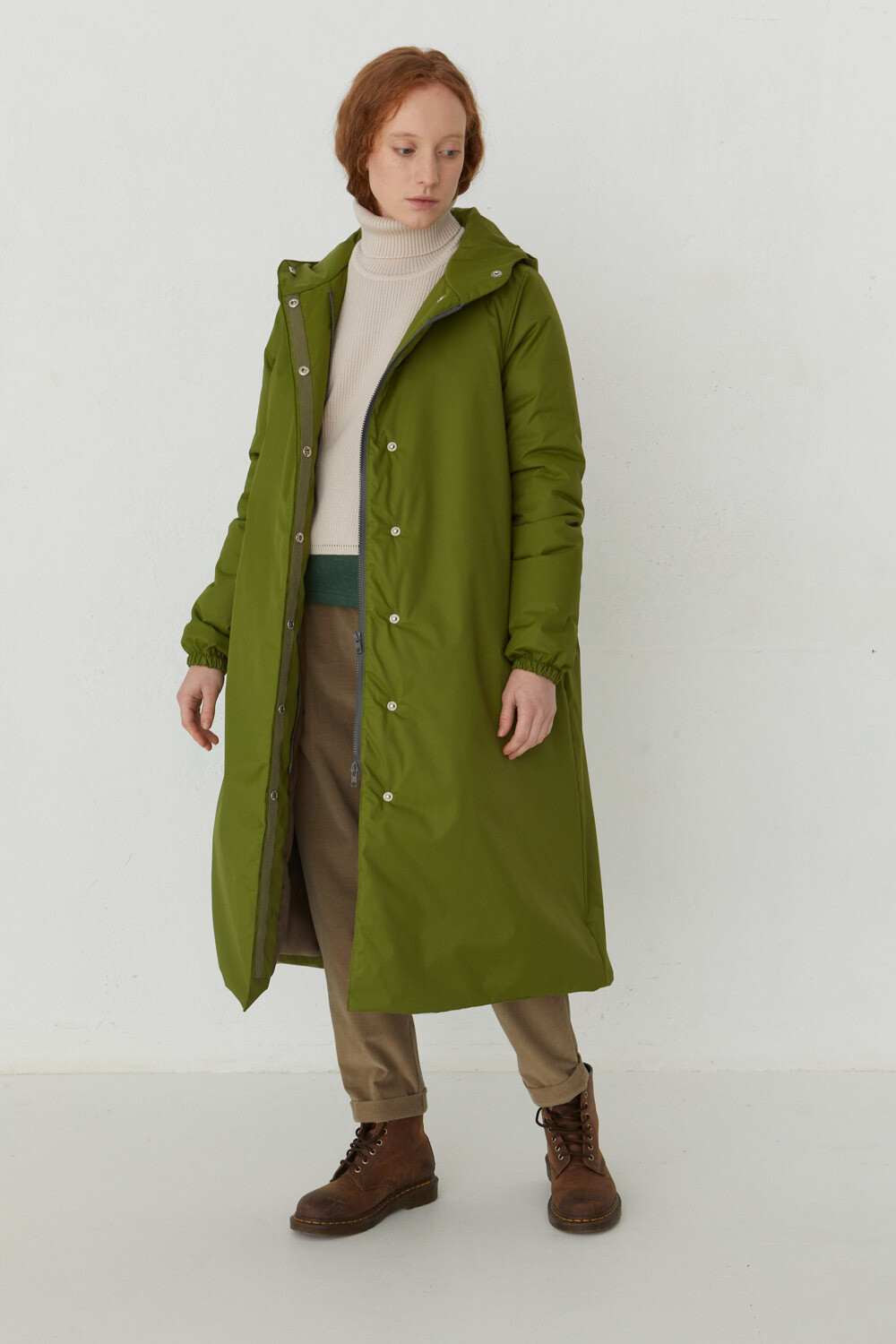Зимнее пальто миди зелено-салатового цвета