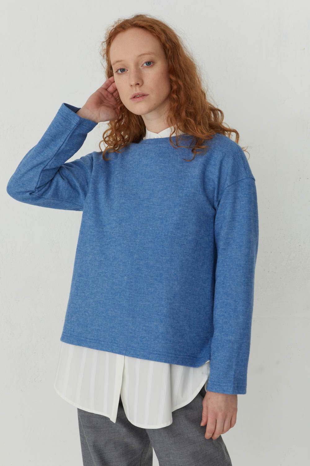 Тонкий голубой свитер