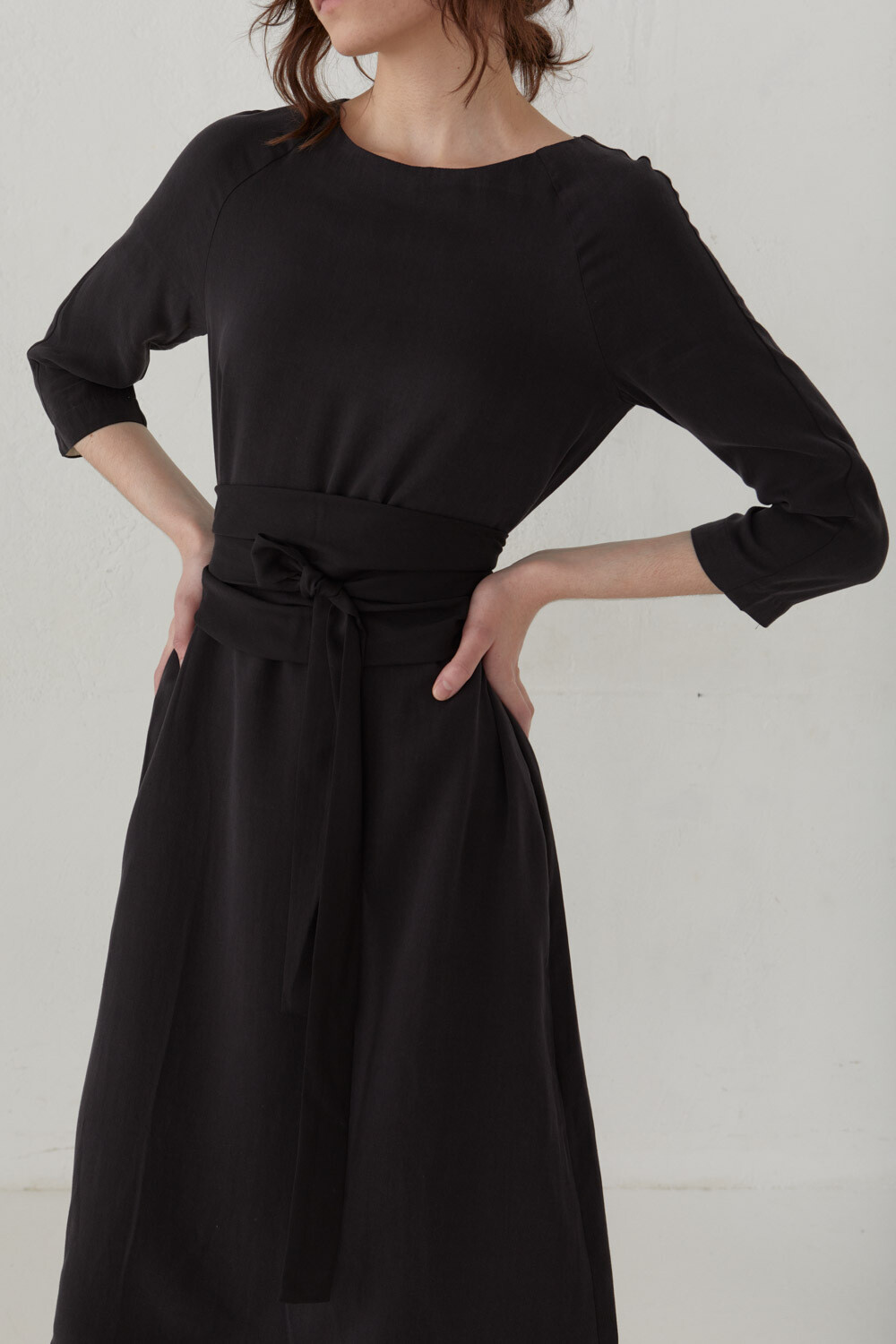 Черное платье миди из вискозы с широким поясом