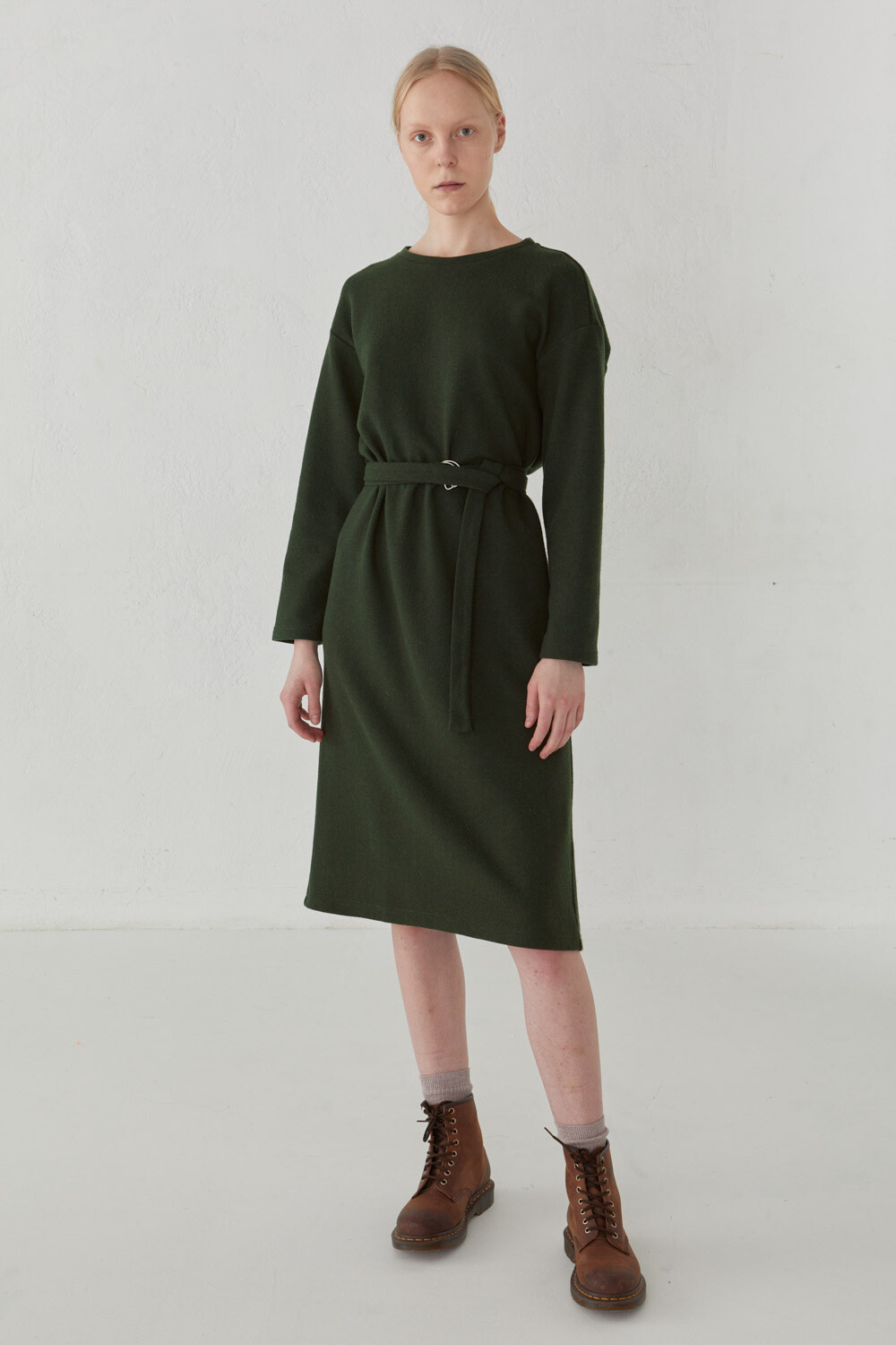 Платье прямого кроя из зеленого шерстяного трикотажа