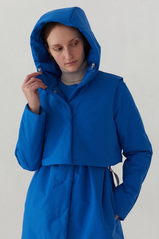 Утепленное пальто из мембраны цвета "синий меланж" с жилетом