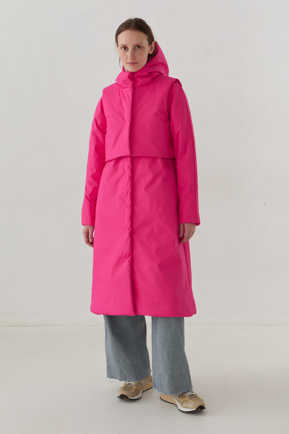 Утепленное пальто из мембраны цвета фуксии с жилетом