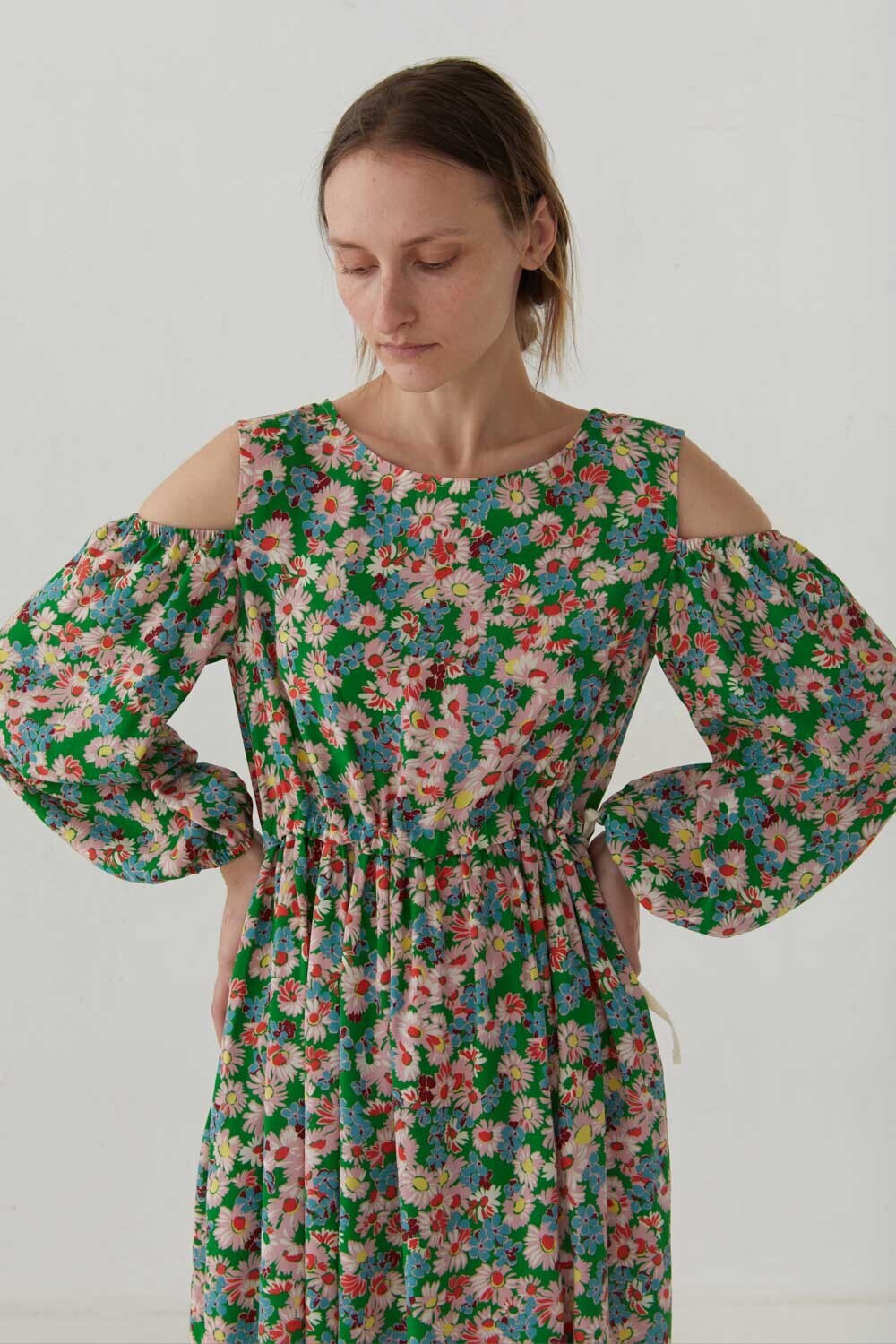 Платье с открытыми плечами с кулиской в цветок