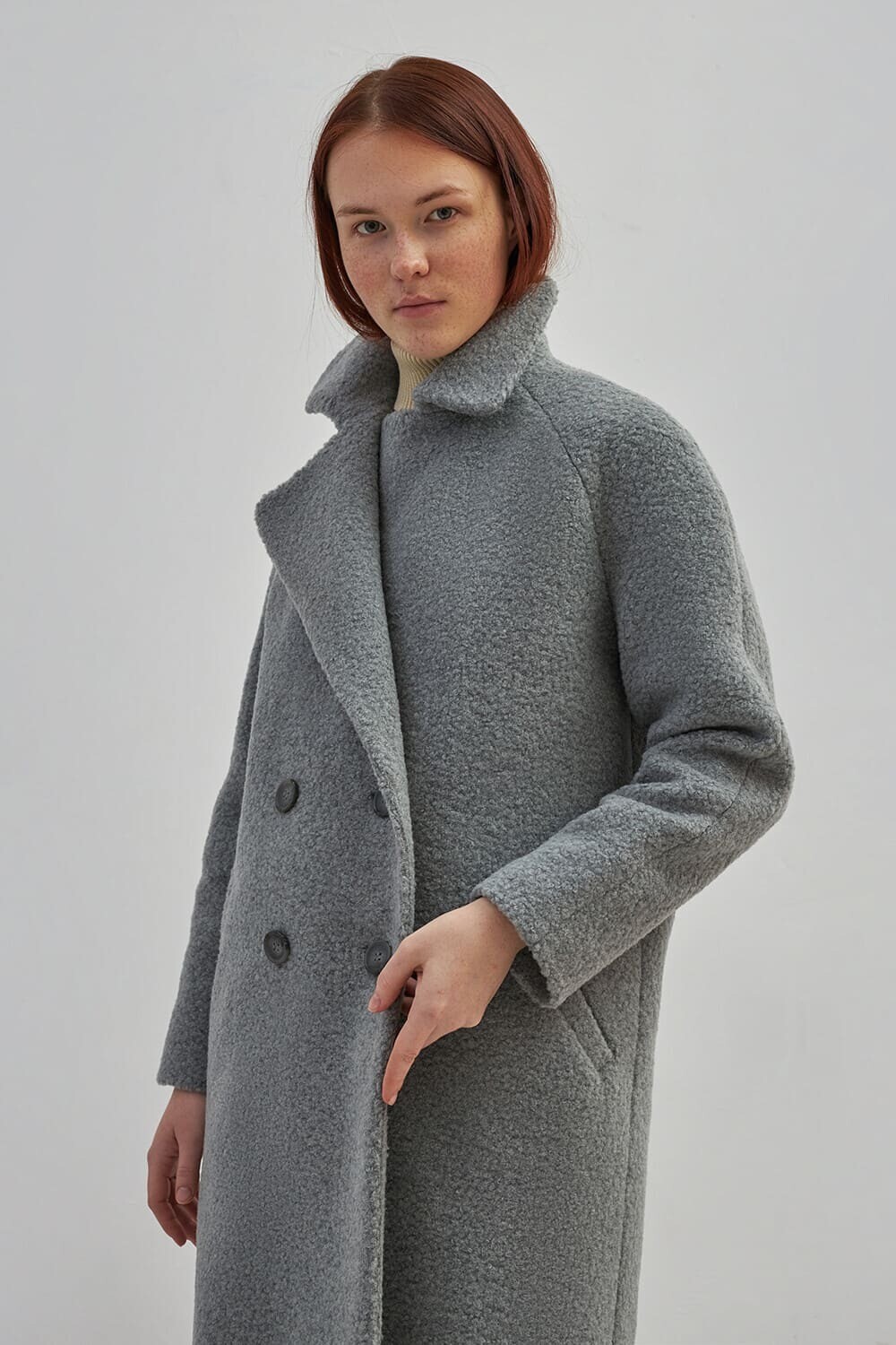 Двубортное пальто серого цвета из шерсти