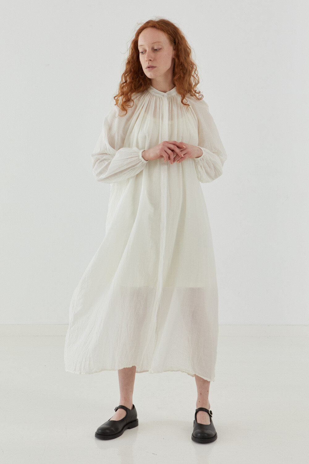 Платье со сборкой из белого шёлка 