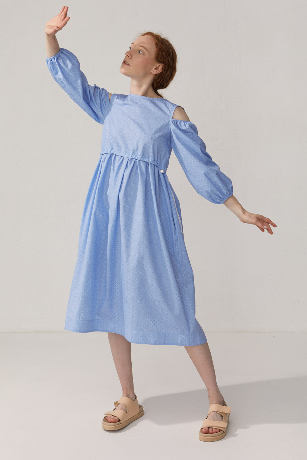 Платье с открытыми плечами с кулиской голубое в горошек