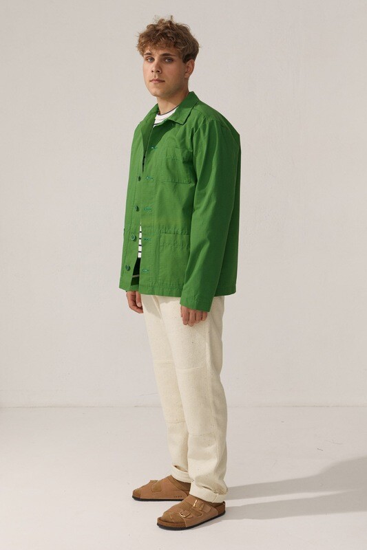 Верхняя мужская рубашка с карманами зеленого цвета