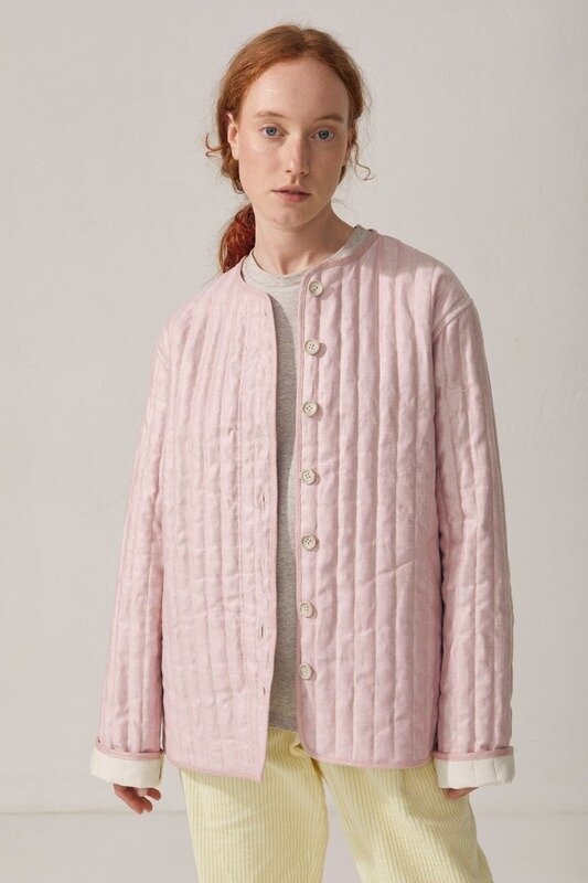 Стеганая куртка розового цвета