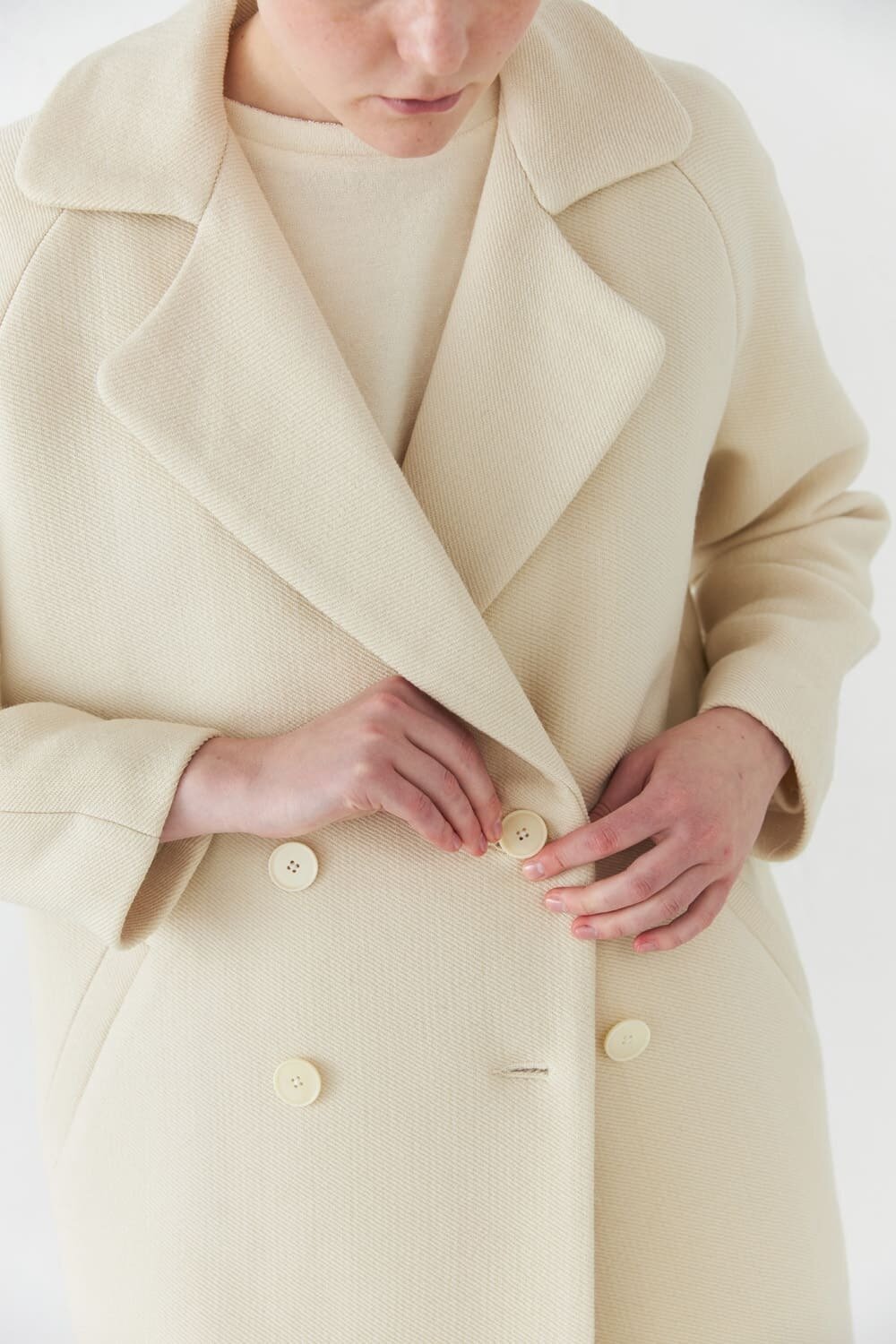 Двубортное пальто молочного цвета из шерсти