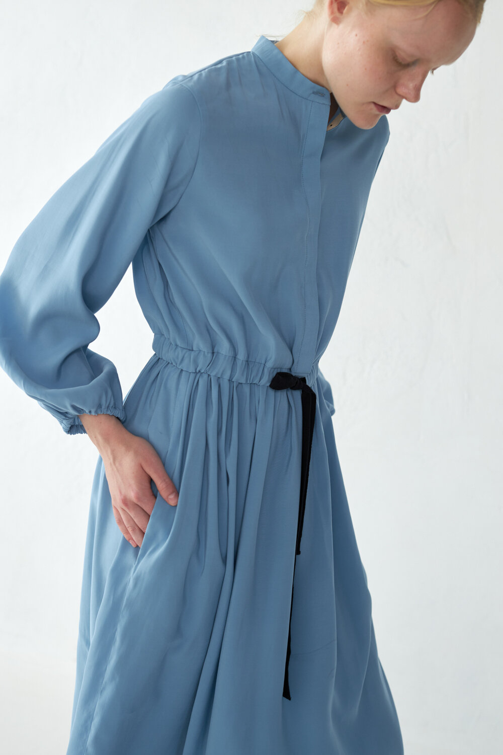 Платье на пуговицах с широкими рукавами голубого цвета